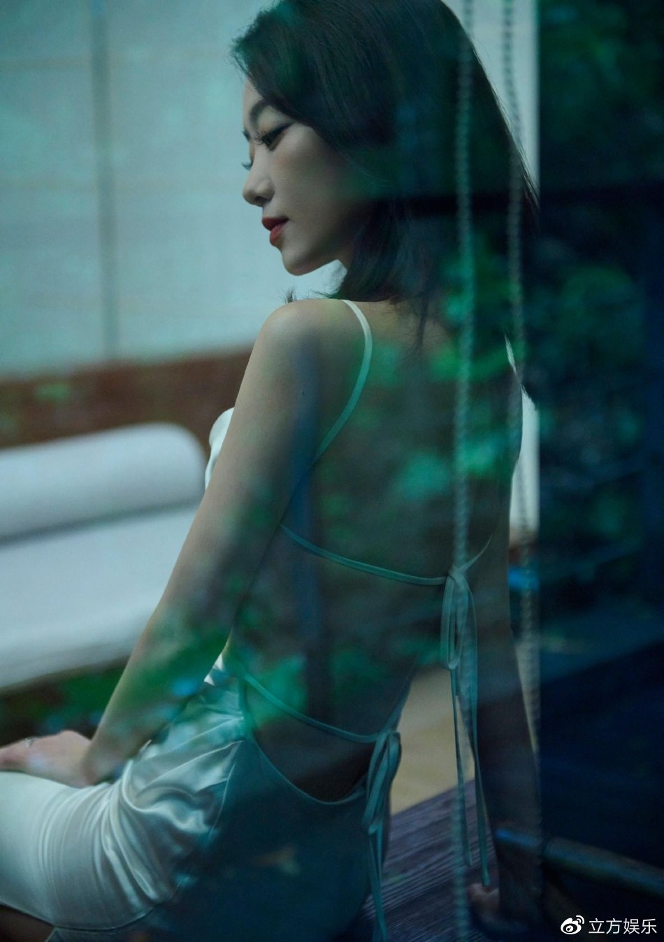 张小斐穿白色露背长裙高贵性感 漫步林间自然美好__财经头条