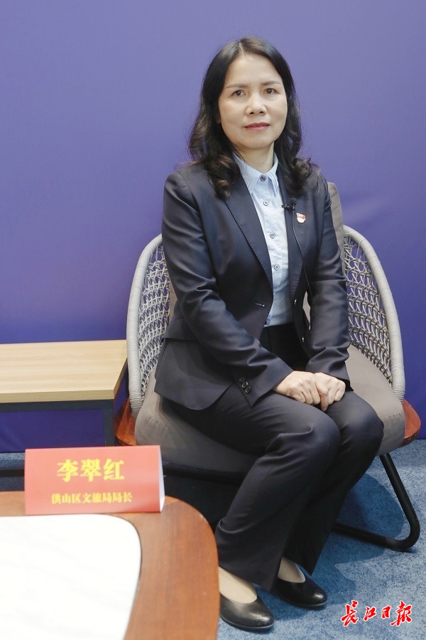 长江日报记者杨涛 摄市作风巡查第七组巡查员李红兵说:七八月份正值