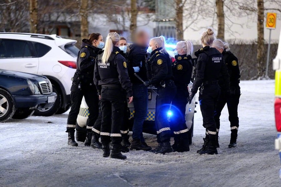 在冰岛,八名女警察盘查一名男子_高清图集_新浪网