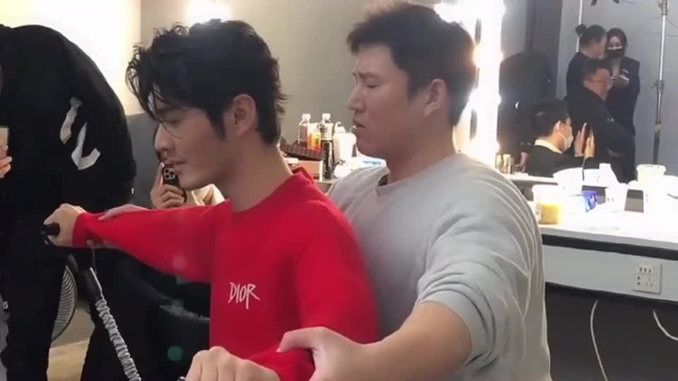 黄晓明超常的毅力 工作时也要打卡训练 瘦下来确实是小鲜肉