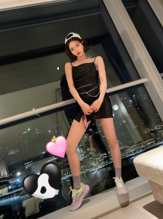 许佳琪成团后愈发不羁穿短裙还撕掉一块不料意外显腿长