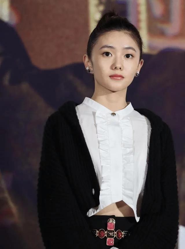 张艺谋新片首映,携新谋女郎首露面注意避嫌,她穿短裤腿也太长了|谋