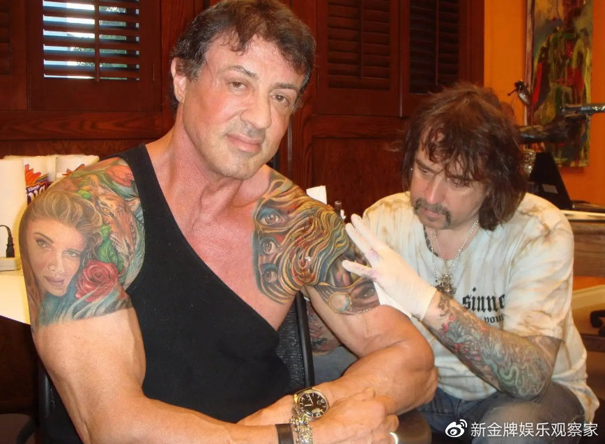 史泰龙否认因狗离婚，手臂换成爱犬头像是误会，能哄回54岁娇妻吗休闲区蓝鸢梦想 - Www.slyday.coM