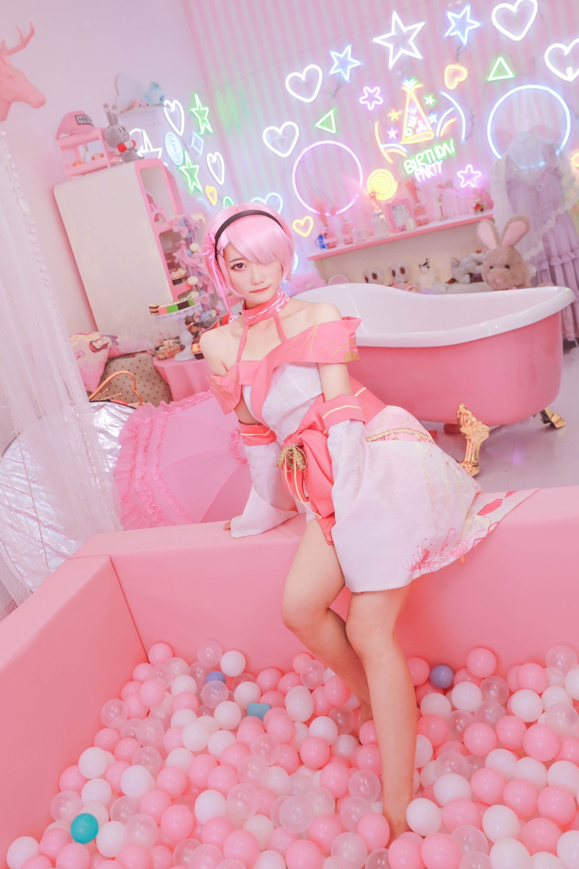 re0:和服拉姆cos,抬腿侧坐浴缸,姐姐大人和蕾姆老婆全都要!