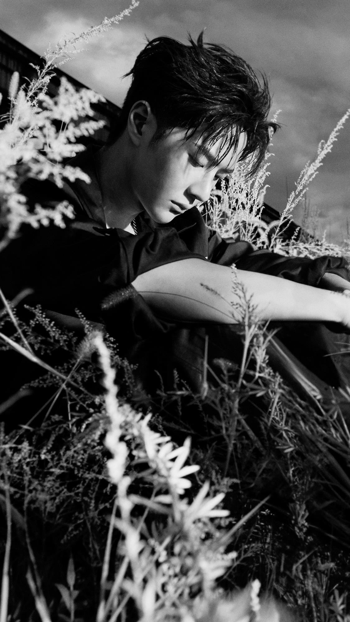 王一博黑白写真