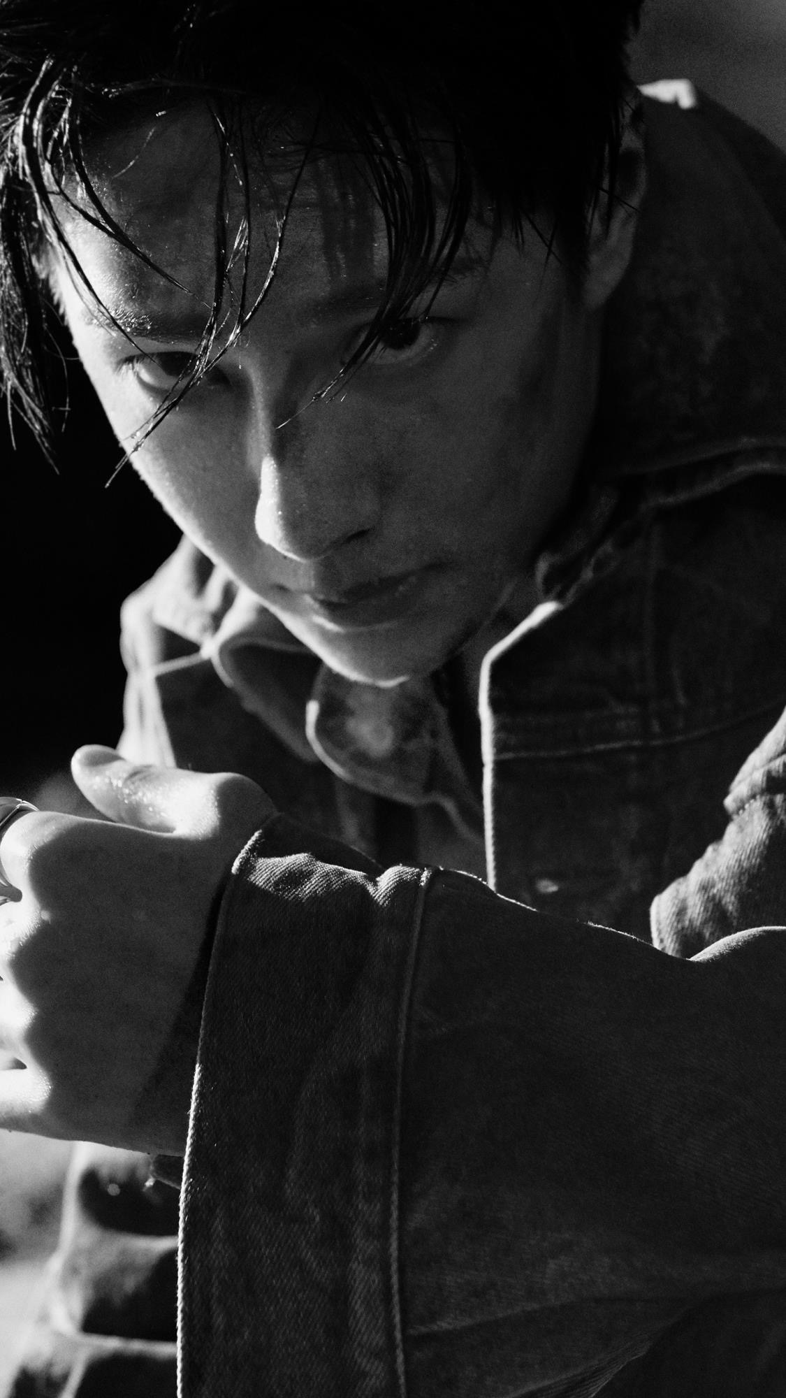 王一博黑白写真