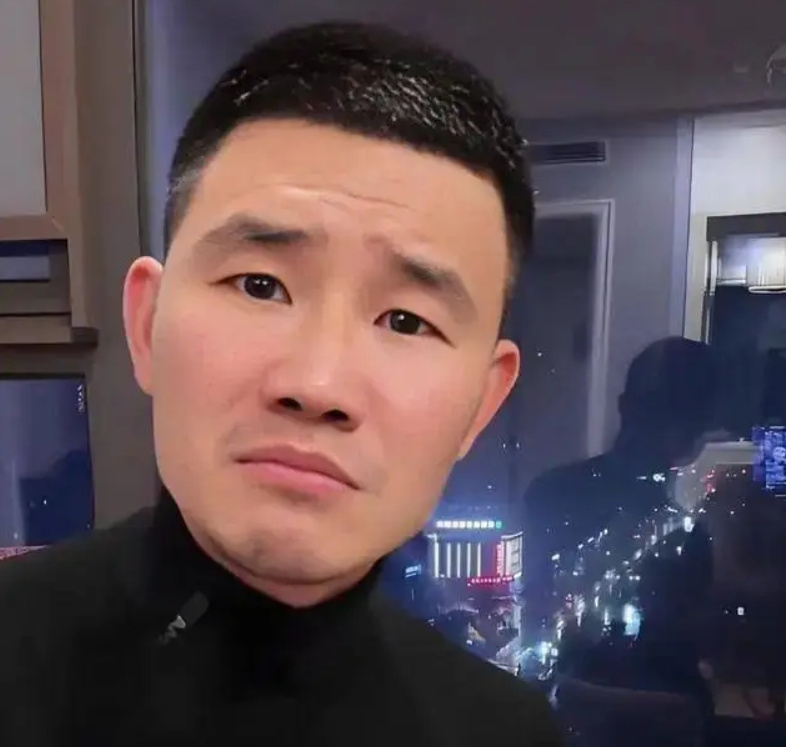 嘎子故意穿警服直播,不料被举报到公开道歉,警方将他拘留7天