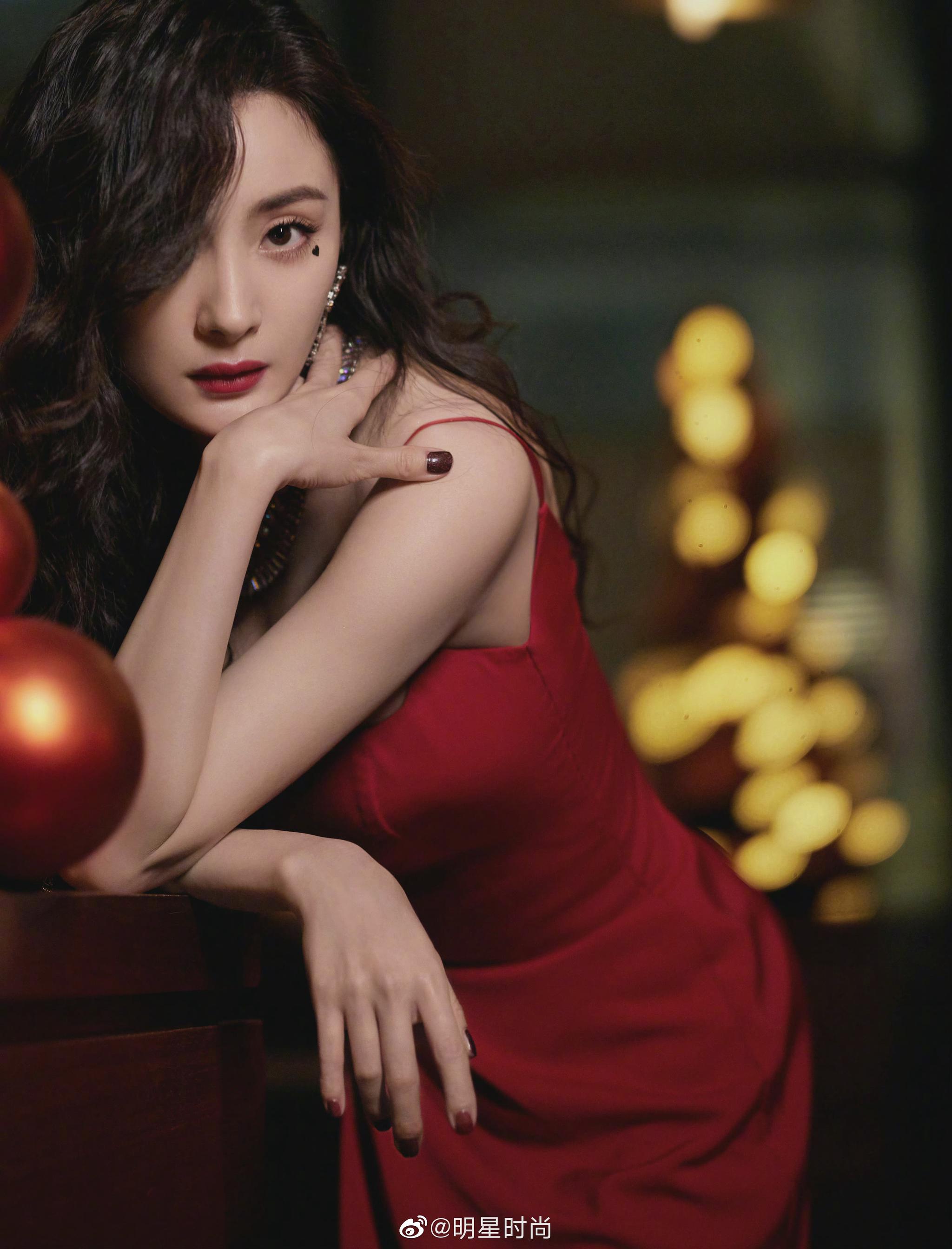 杨幂最新造型来袭一袭红裙搭配复古的羊毛卷