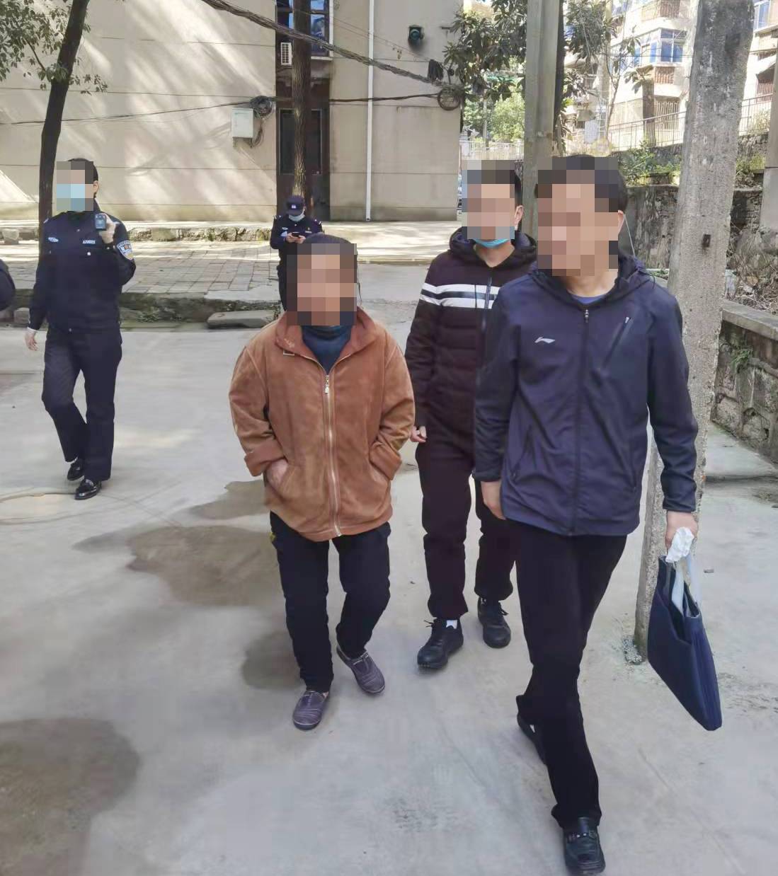 发现多名吸毒人员的毒品均来自一个外号名叫"四姐"的女子