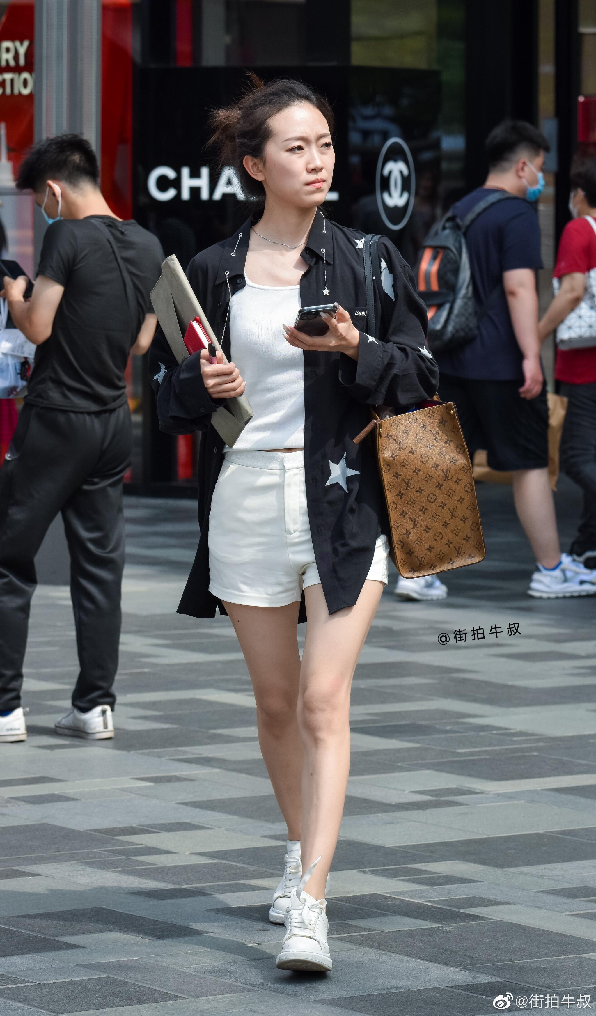 美女挎着时尚的名牌包包出街_高清图集_新浪网