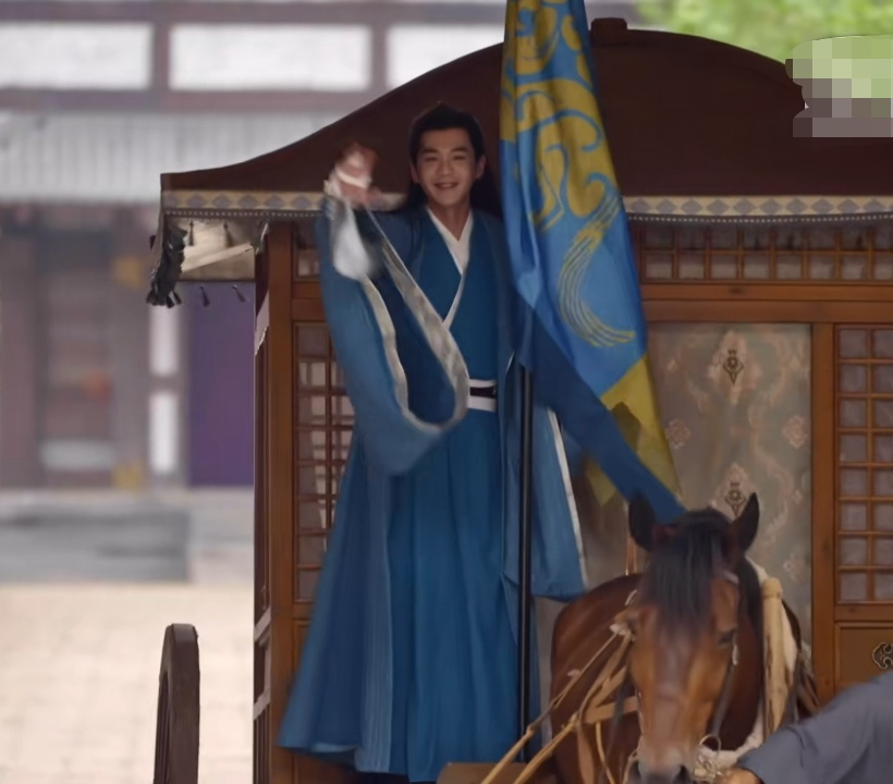 便看到一辆马车缓缓驶来,站在车上的张若昀拿着一面战旗,再现《庆余年