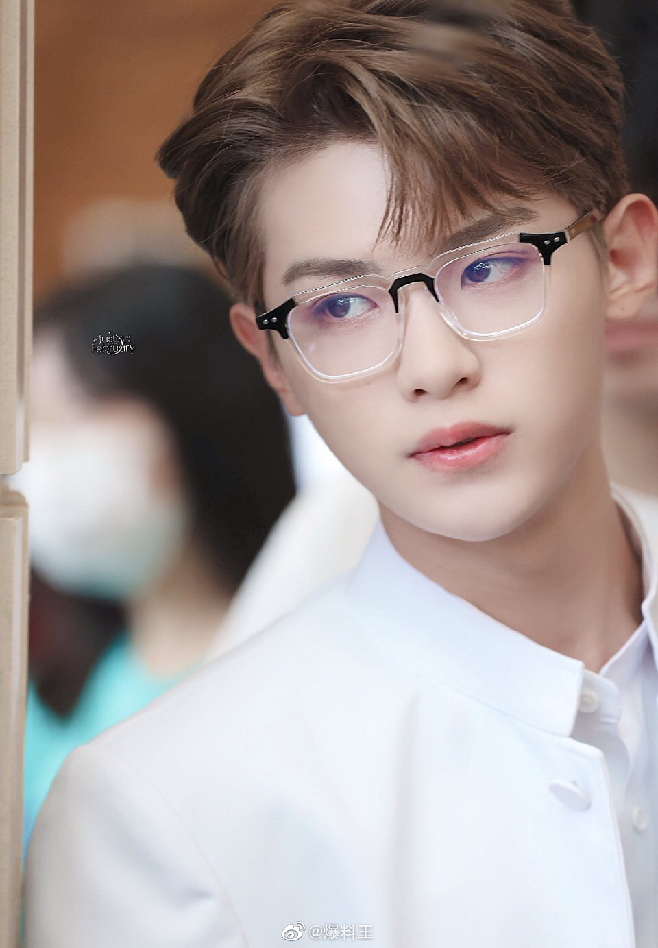 黄明昊框眼镜和白色西装的搭配,有禁欲系帅哥的感觉了～_高清图集