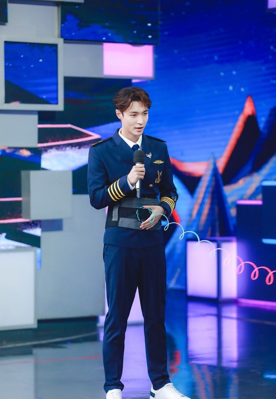 张艺兴船长制服太帅了,一身正气的帅气小伙