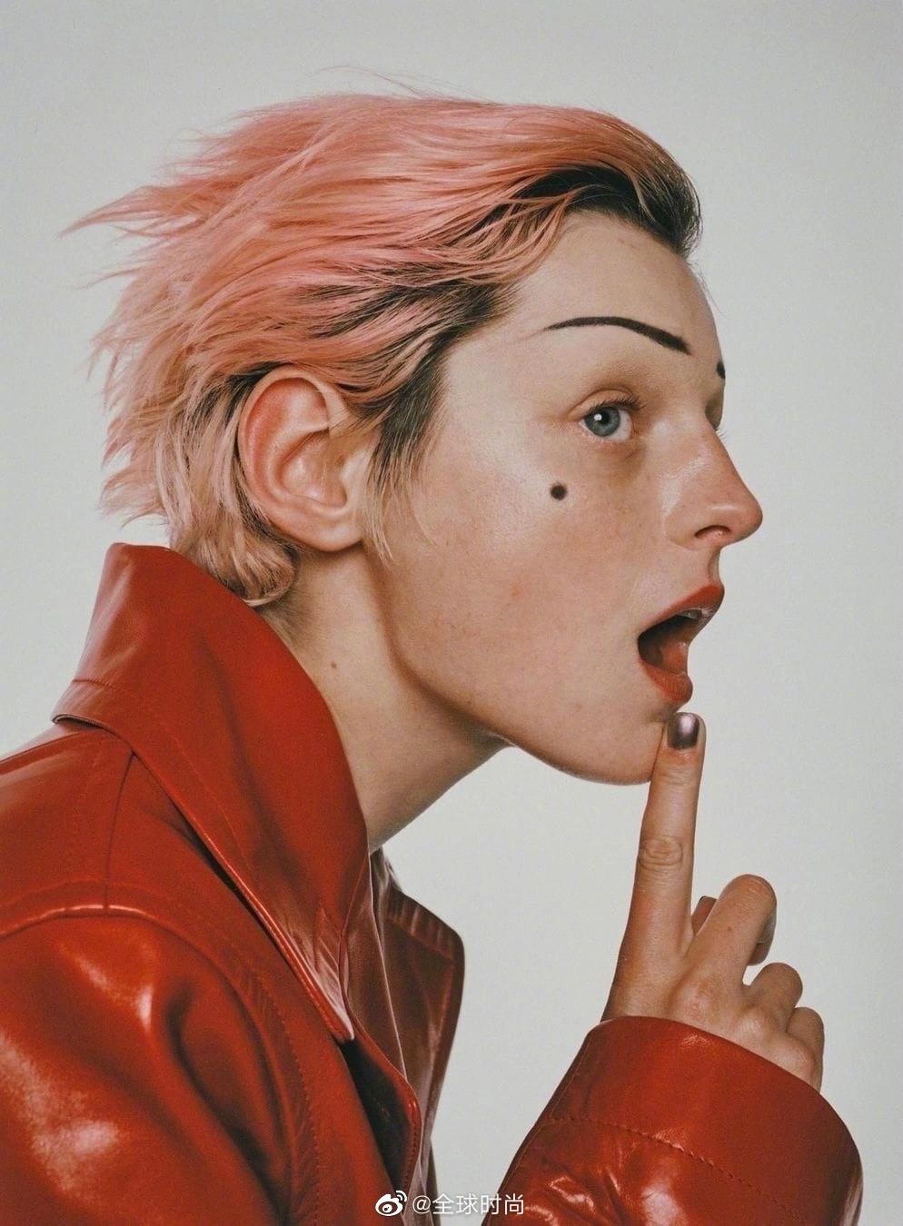 emma corrin the cut 十月刊封面大片 粉色短发清新飒爽……__财经