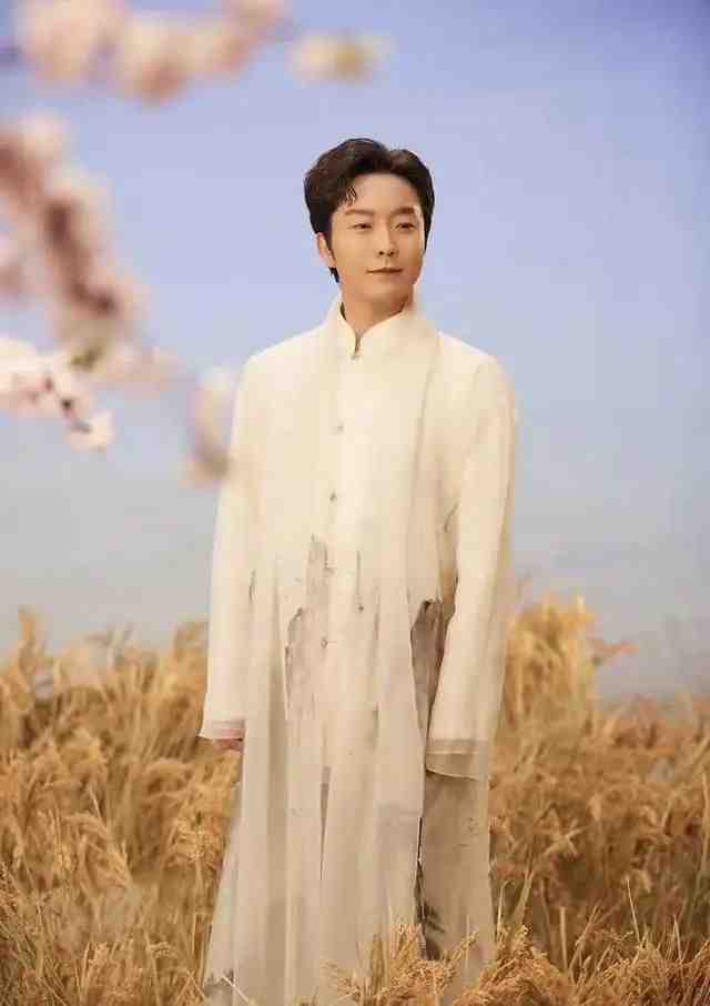 44岁李玉刚身体引人担忧！拄拐杖需人搀扶，爬百步阶梯时满脸痛苦