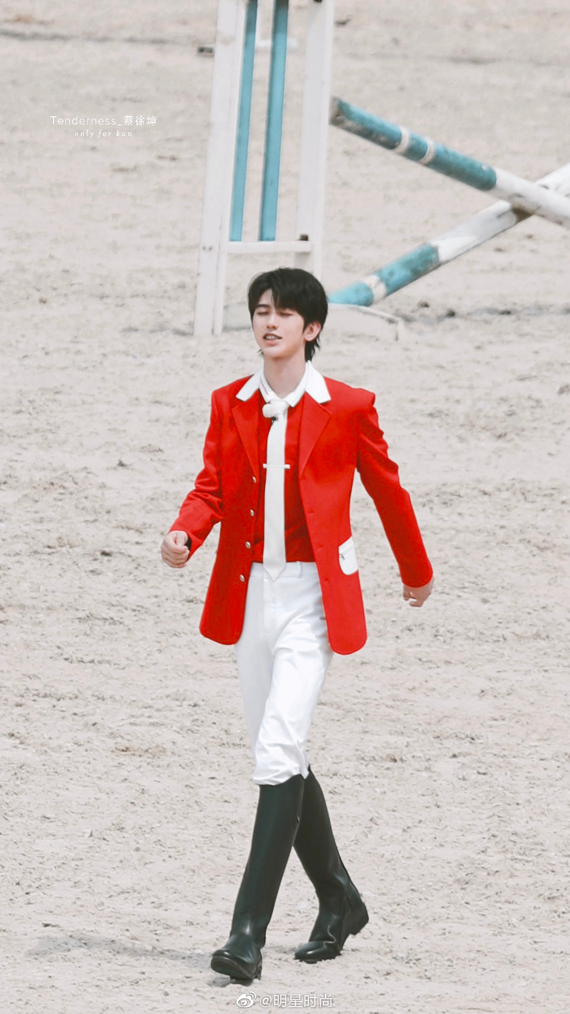蔡徐坤最新造型骑士坤上线他身着红白旗马术服搭配长靴
