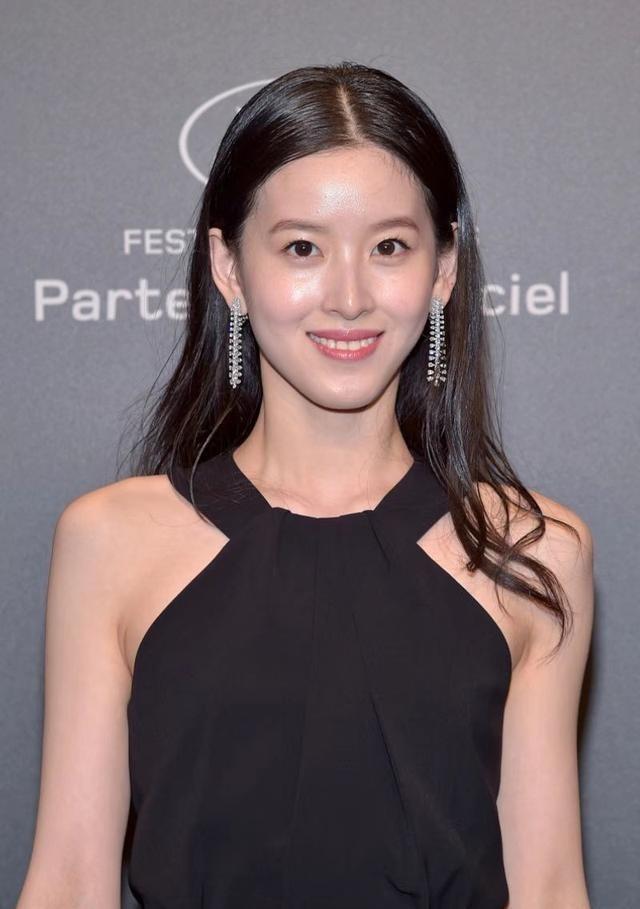章泽天怎么突然变样了!拎5千包参加晚宴,脸颊瘦凹陷面相都变了