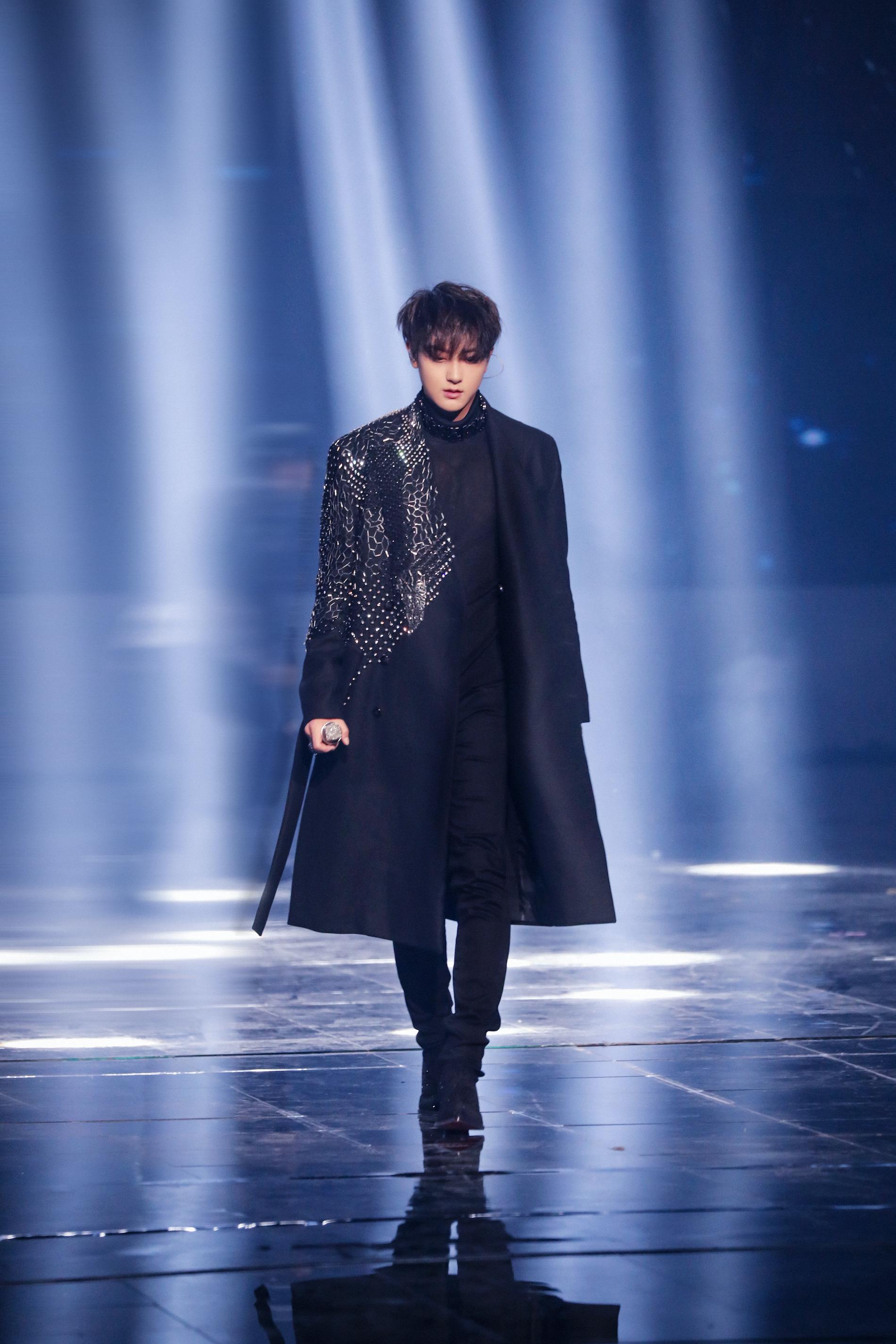 黄子韬最新造型look,身穿黑色大衣内搭同色系高领毛衣