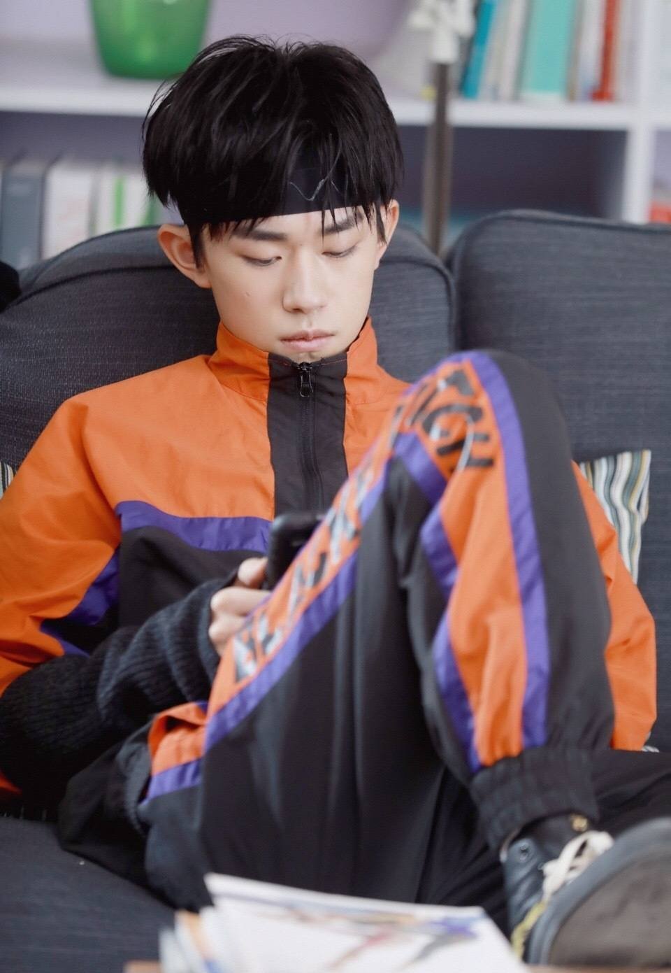 易烊千玺的发带造型超赞~~~是阳光帅气的运动boy了~~~@tfboys-易烊千