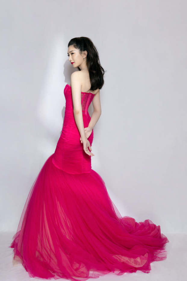 江疏影以主持人身份出席活动,一袭红色礼服亮相,化身美人鱼!