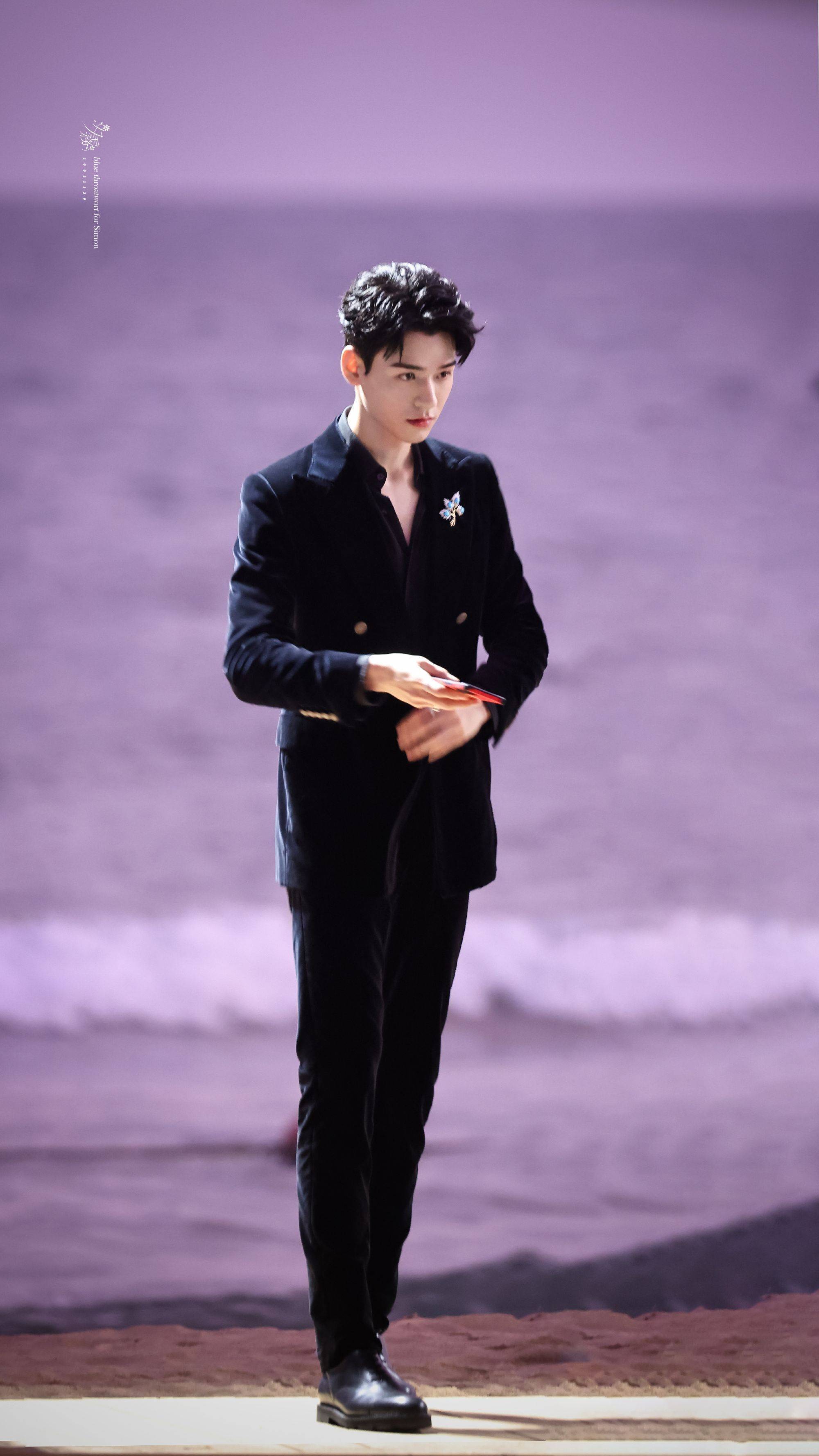 龚俊参加公司年会路人镜头下的龚俊生图好绝