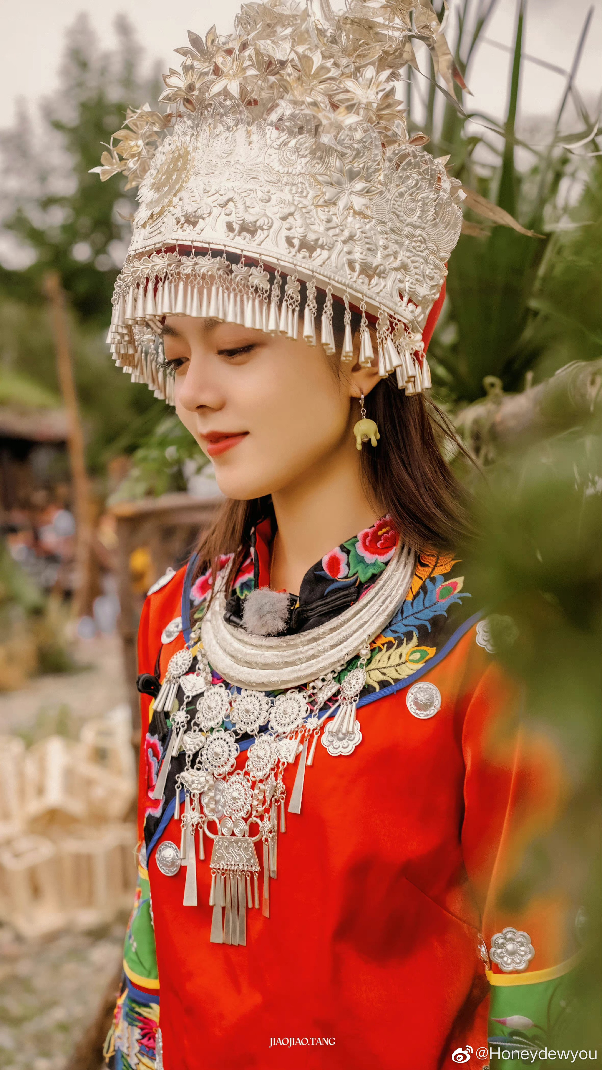 苗族造型的赵今麦 太可爱太美了妹宝__财经头条