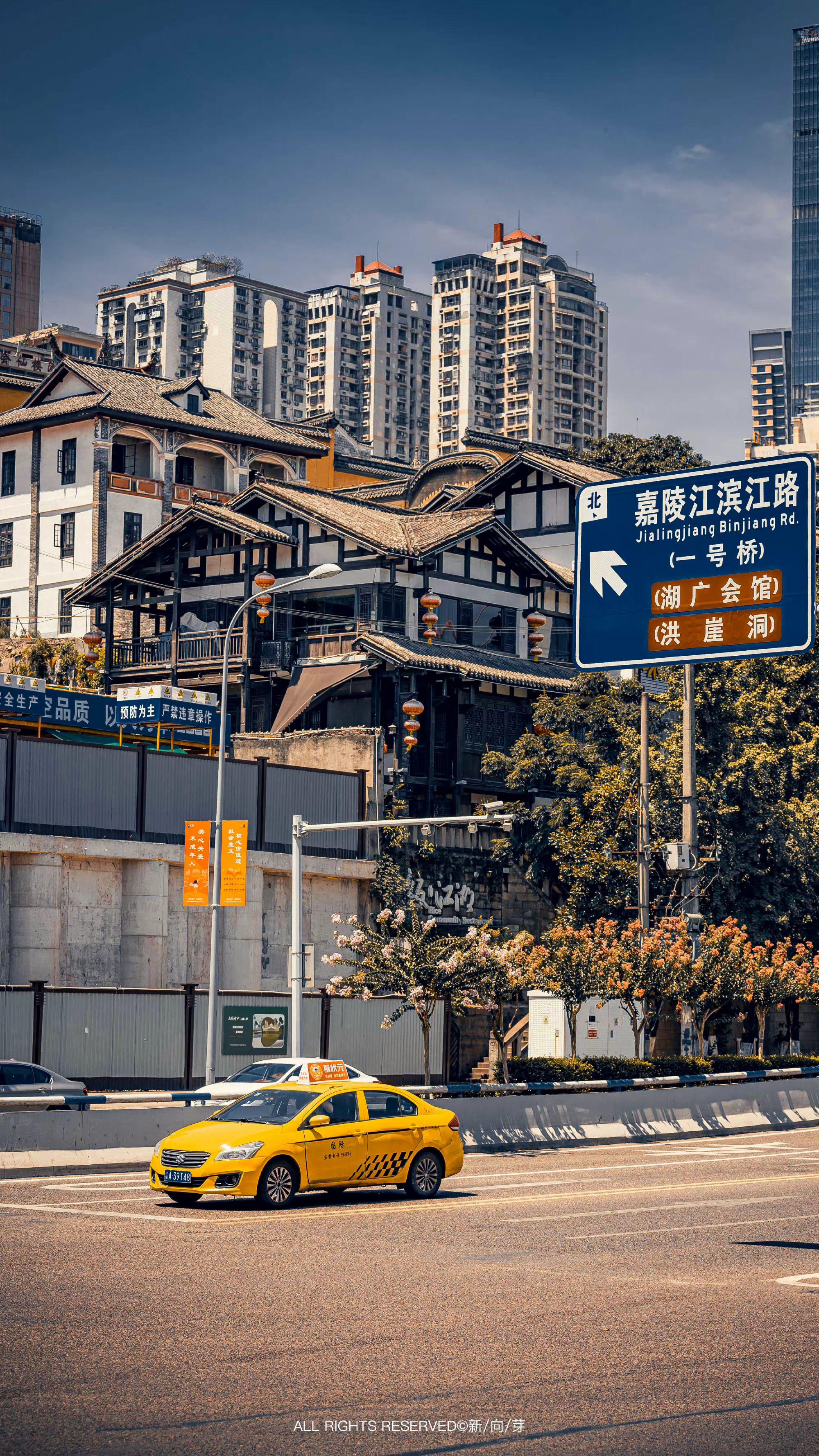 路是南滨路,城是重庆城 . 江是嘉陵江,人是心上人