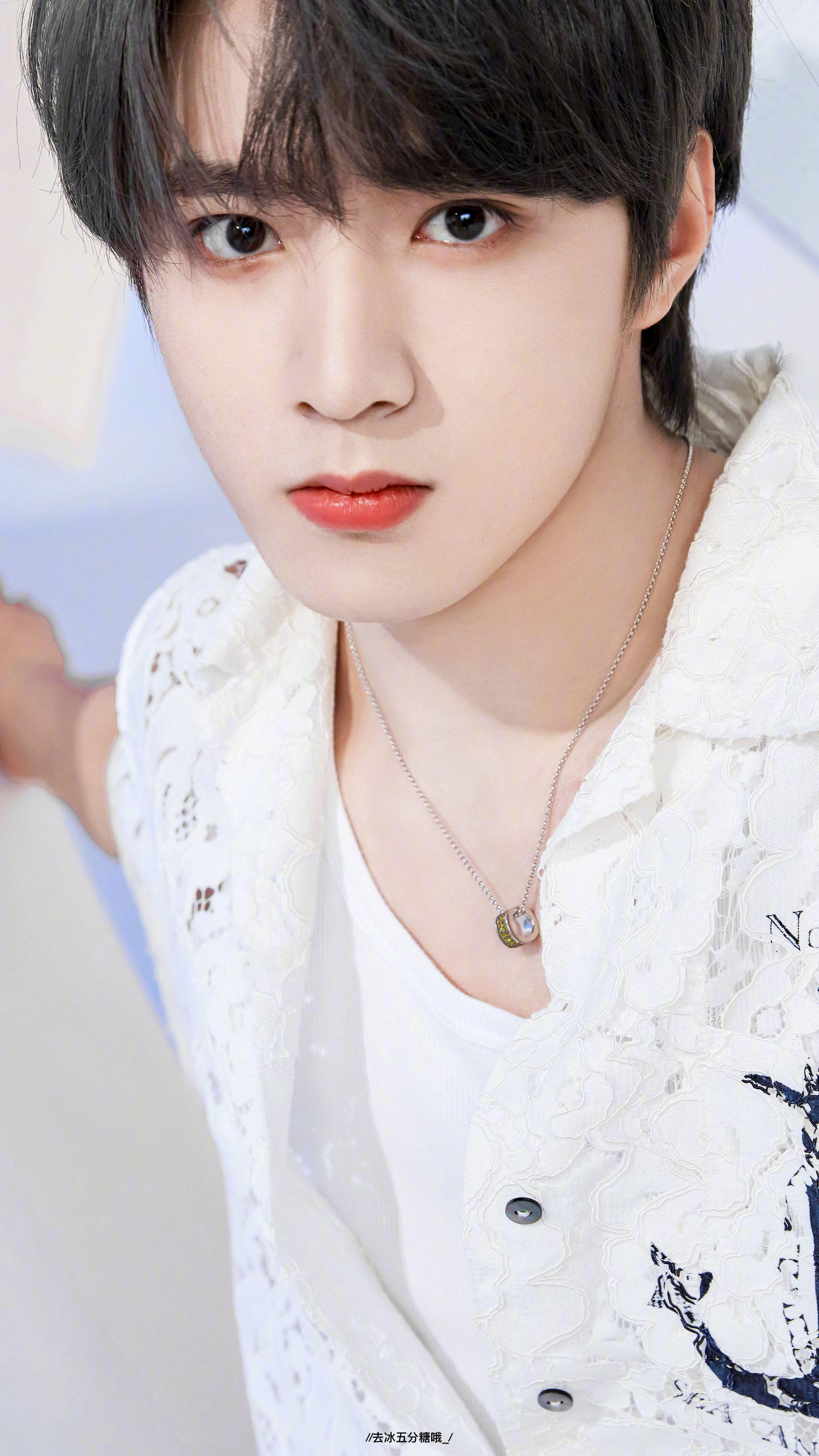 刘耀文新海报96 镂空衬衫造型很难不让人想入非非