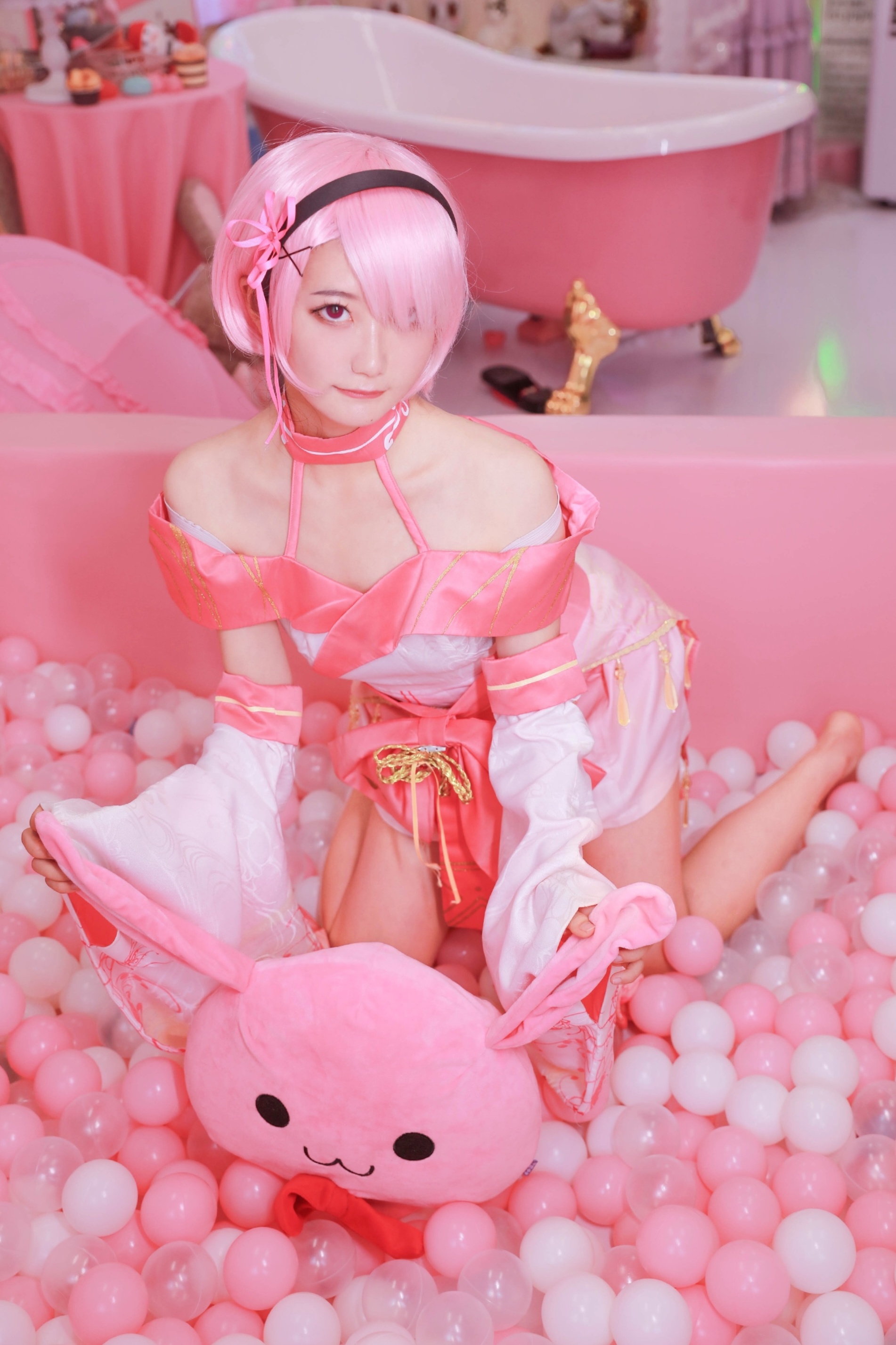 re0:和服拉姆cos,抬腿侧坐浴缸,姐姐大人和蕾姆老婆全都要!