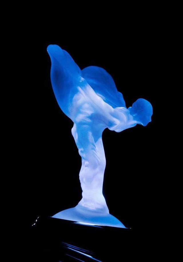 那就是劳斯莱斯的车标,劳斯莱斯的标志性车标是女神车标,其飞天女神