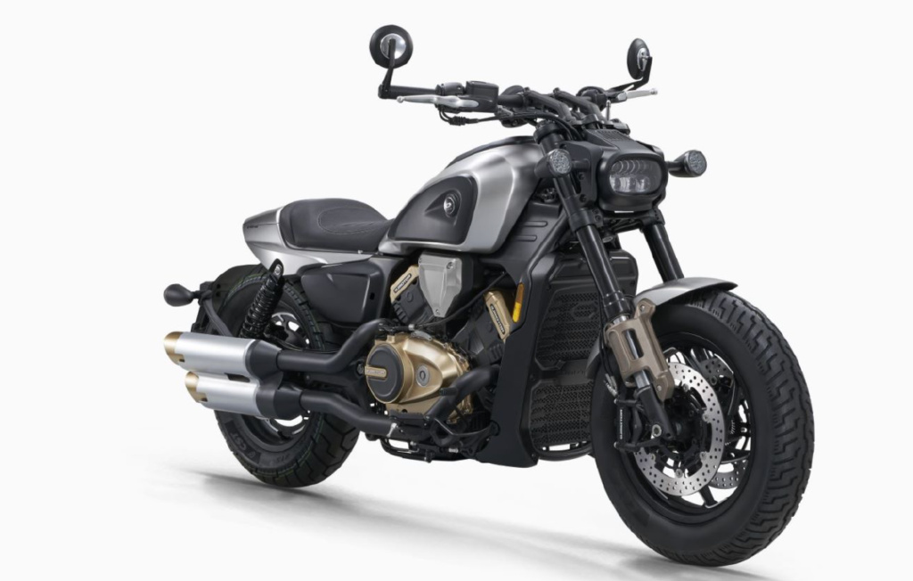 除了最近轰轰烈烈上市的奔达黑旗500,闪600的同级别竞品还有gv650巡风