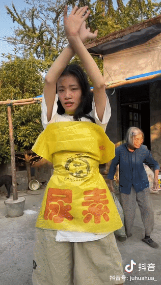 用最时尚的脸穿最土味的衣服,这才是反差美人!__财经头条