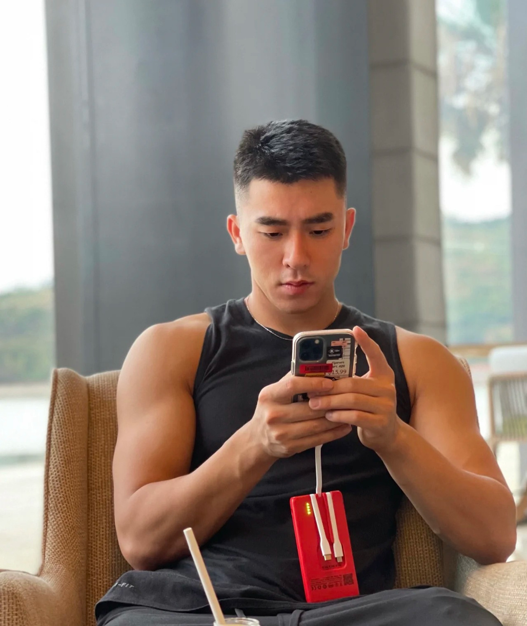 很阳光的黑皮健壮帅哥会经常分享一些健身知识