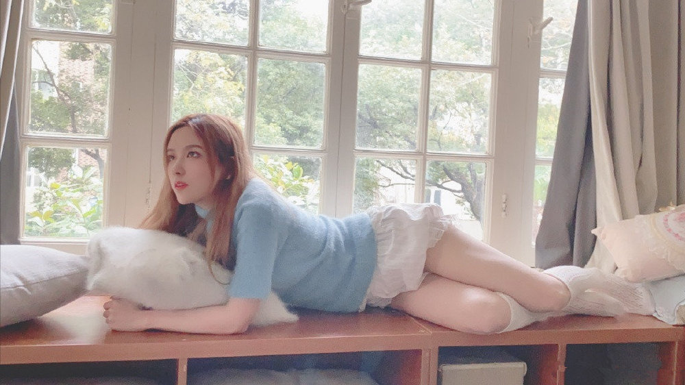 lpl美女晒美腿,余霜的腿纤细,rita白袜抢镜,小钰的长筒靴绝了