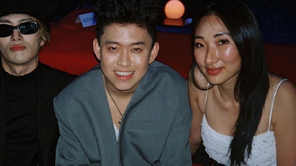 分手了！Rich Brian公布新女友！|新女友_新浪新闻