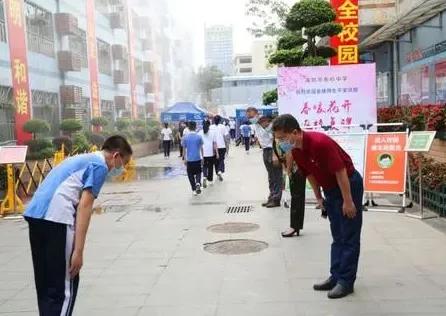 大学生未向领导问好，被通报为不文明行为，被质疑为“矫枉过正”休闲区蓝鸢梦想 - Www.slyday.coM