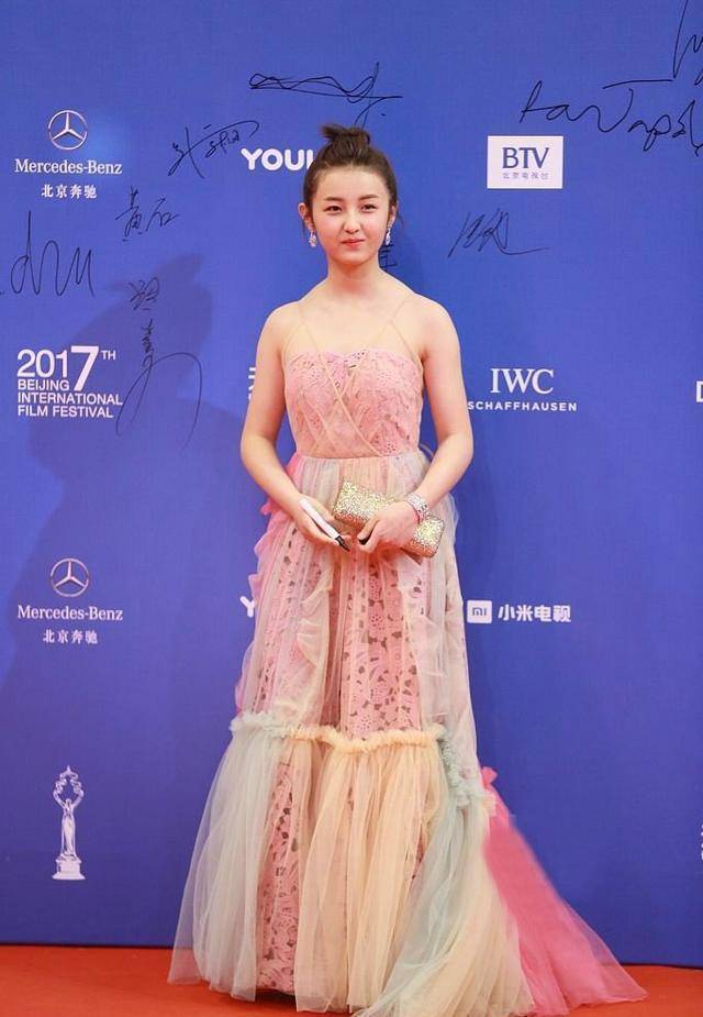 张子枫新造型，露肩衬衫配吊带裙清新甜美，却被溜肩身材拖了后腿休闲区蓝鸢梦想 - Www.slyday.coM