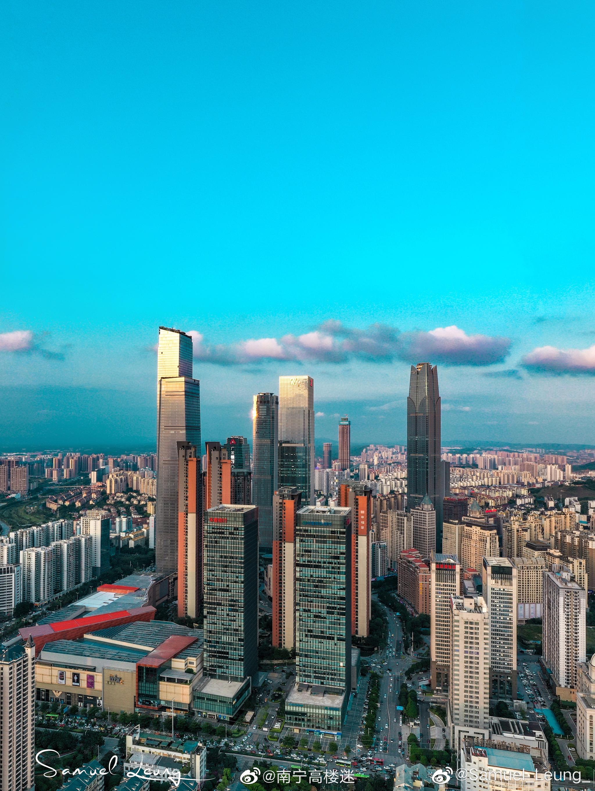 航拍南宁干净通透的蓝调和晚霞,你更喜欢哪一张?