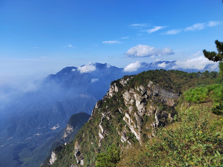 五老峰,地处庐山东南,海拔1436米,它根连鄱阳湖,峰尖触天……_高清