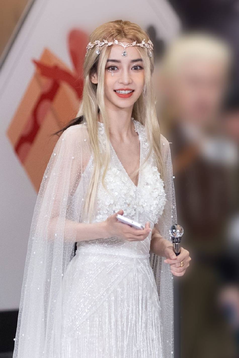 angelababy 头戴王冠,五官精致,漫步山林之中,仙气十足__财经头条