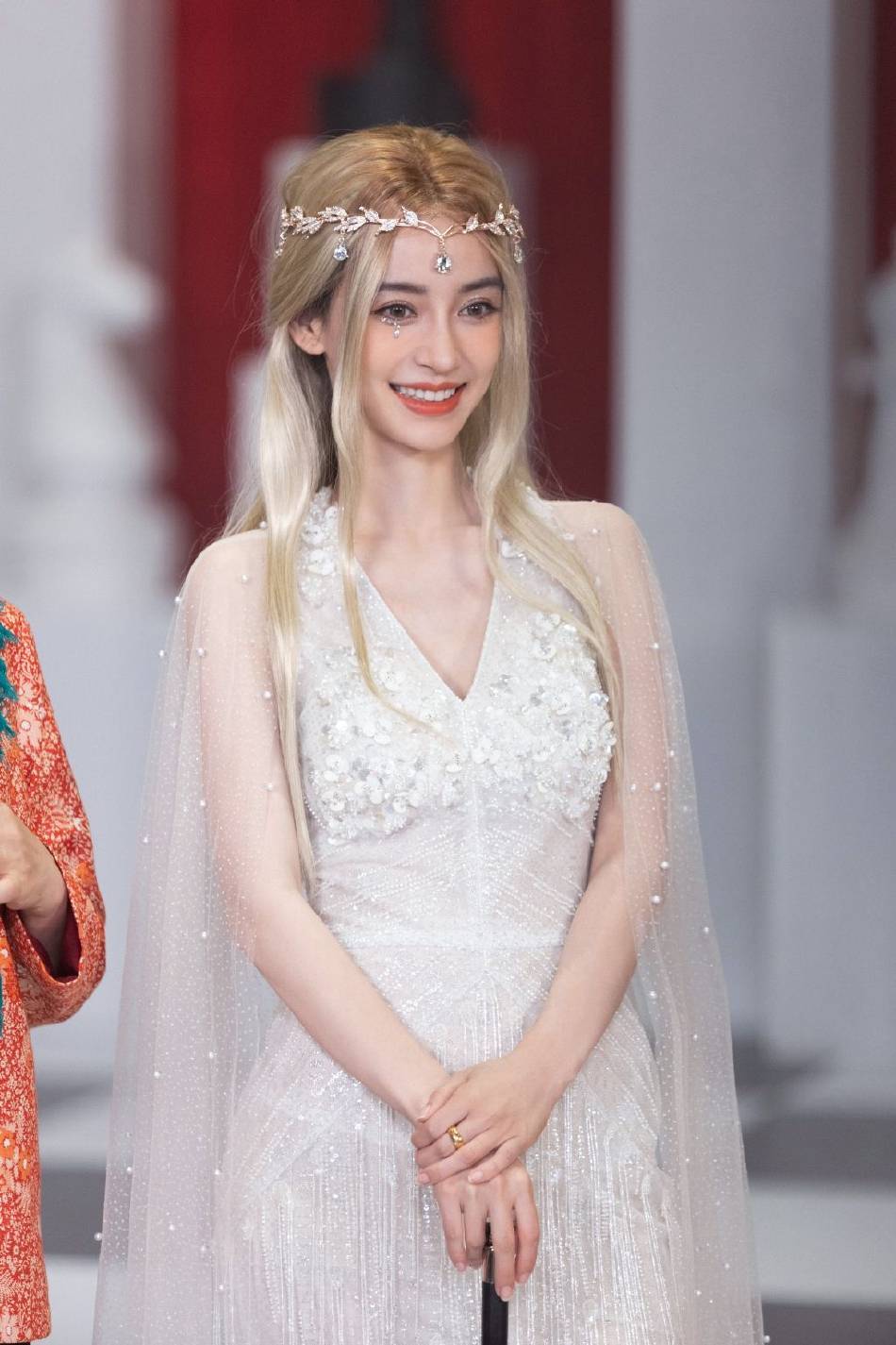 angelababy 头戴王冠,五官精致,漫步山林之中,仙气十足__财经头条