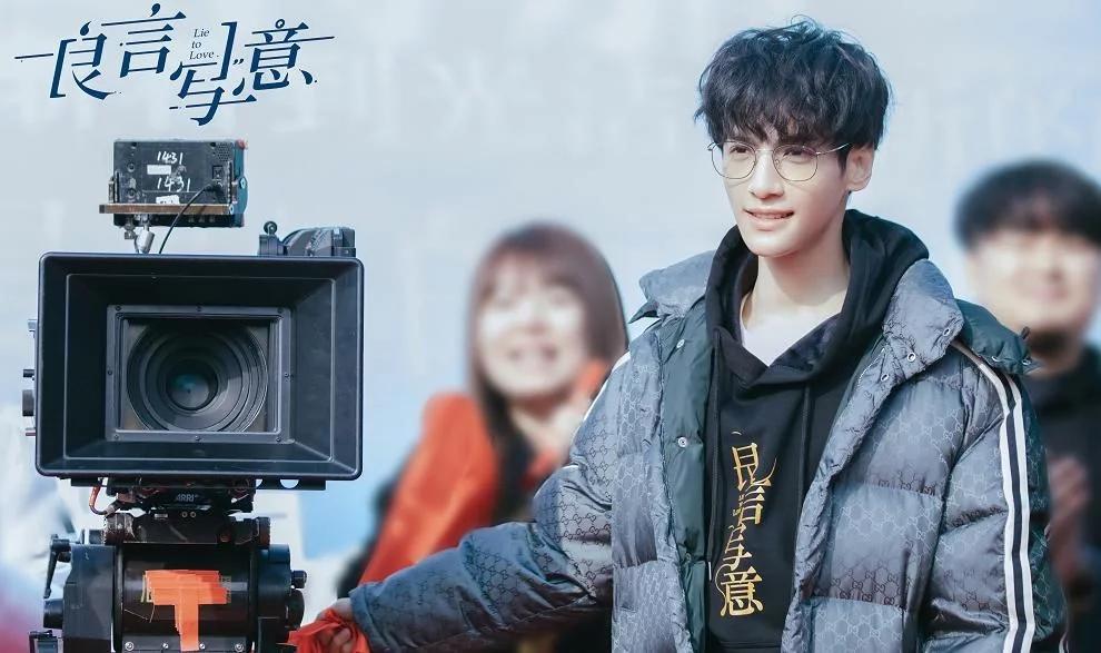 又演霸道总裁?罗云熙《良言写意》路透照曝光,拄拐亮相气质满分