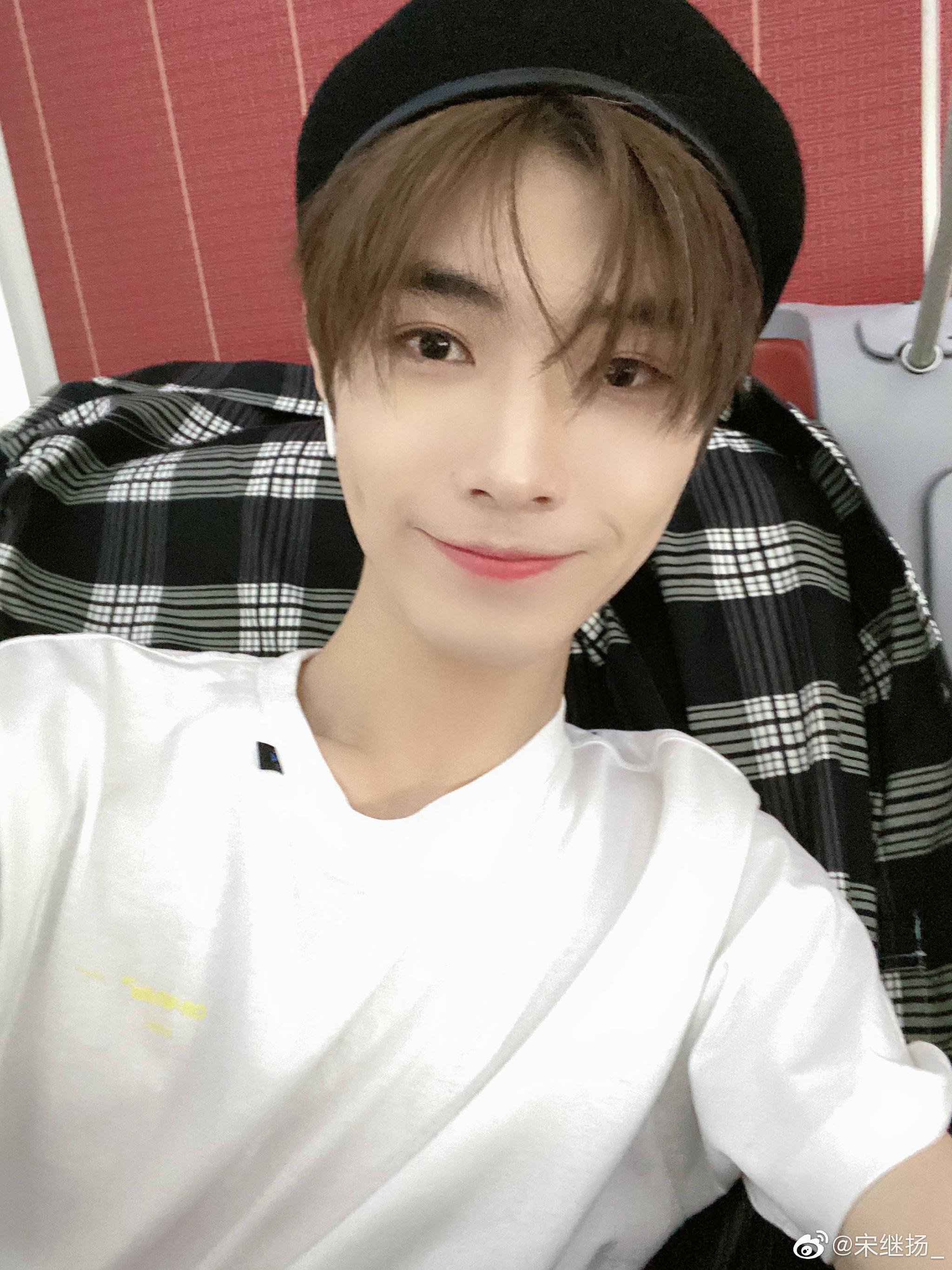 关于小宋那些堪称人间量角器的自拍照合集@宋继扬_ 可能帅哥心中都有