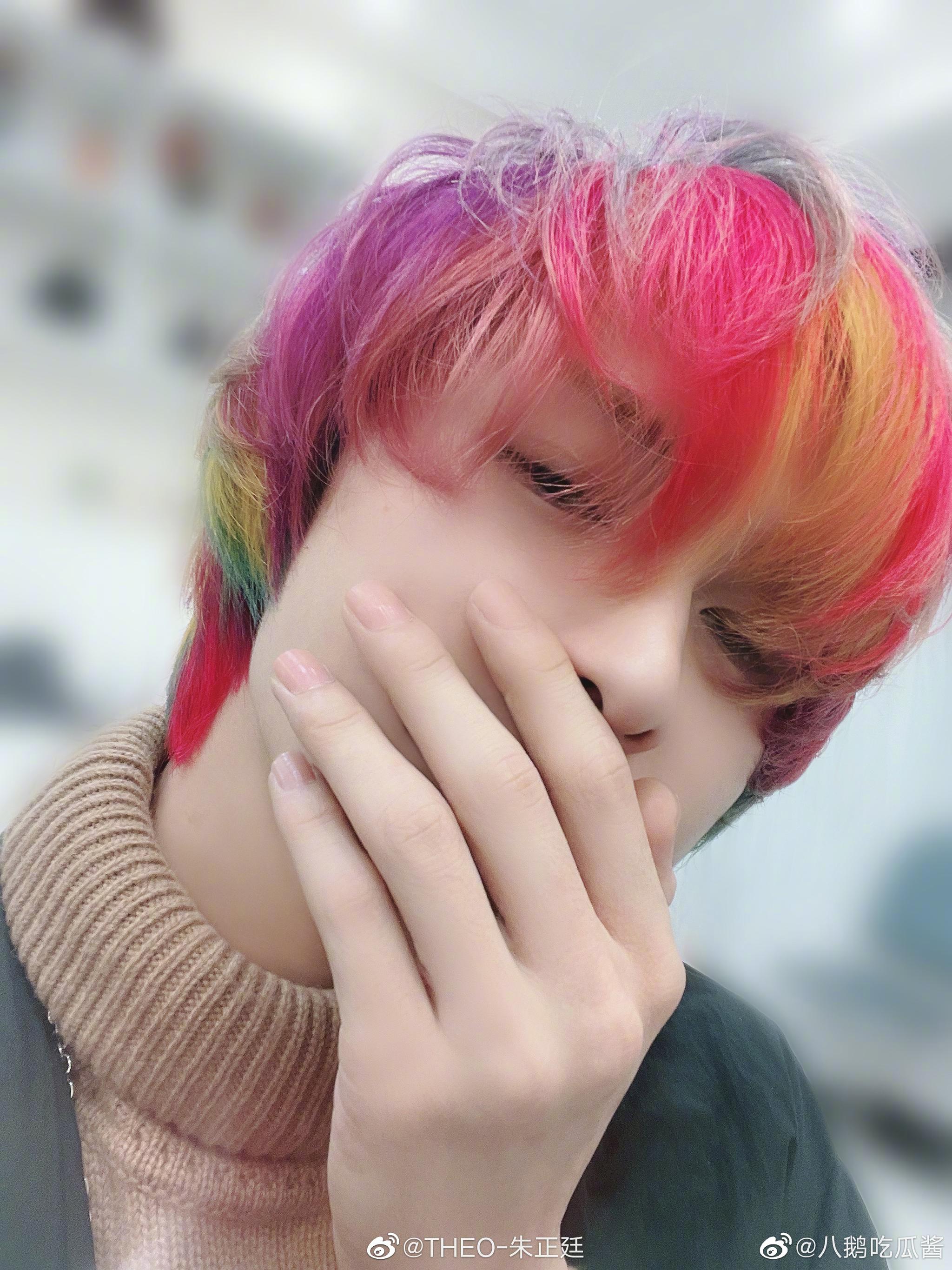 朱正廷新发色,鹦鹉头