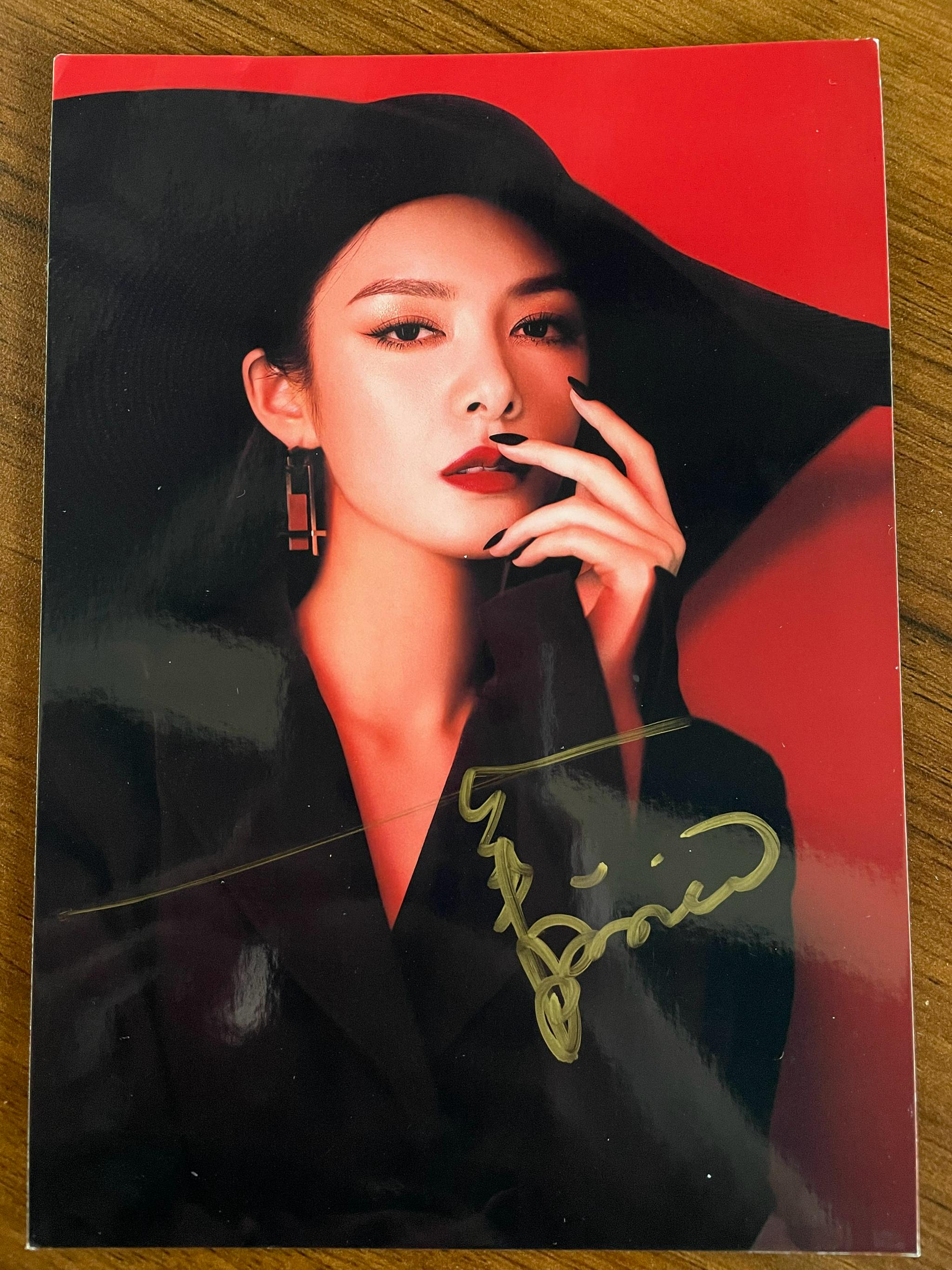 翻到一张超御姐的傅菁签名照,当圣诞礼物送给大家叭 关77转