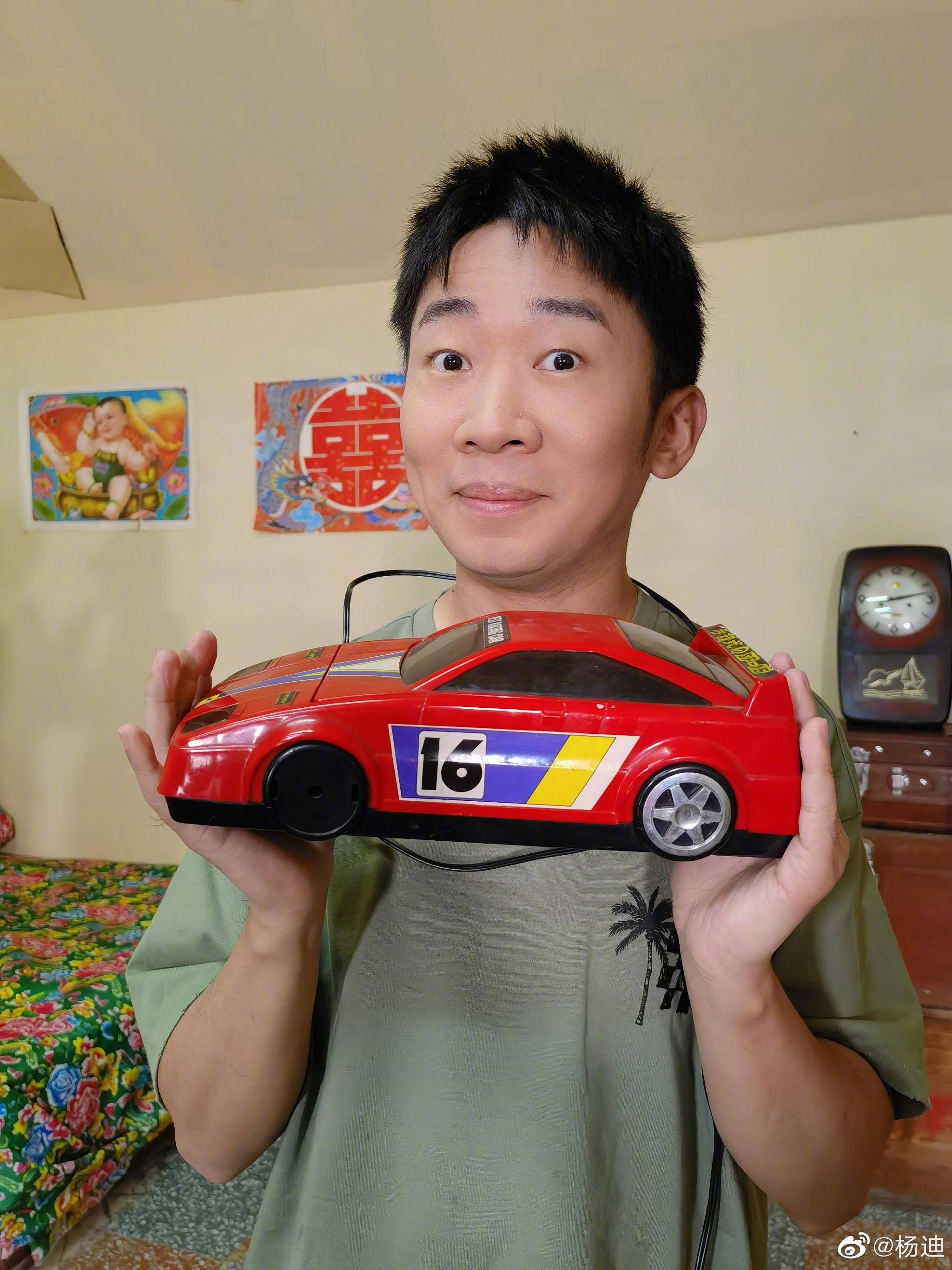 杨迪晒假发自拍,白衬衫➕口罩➕假发