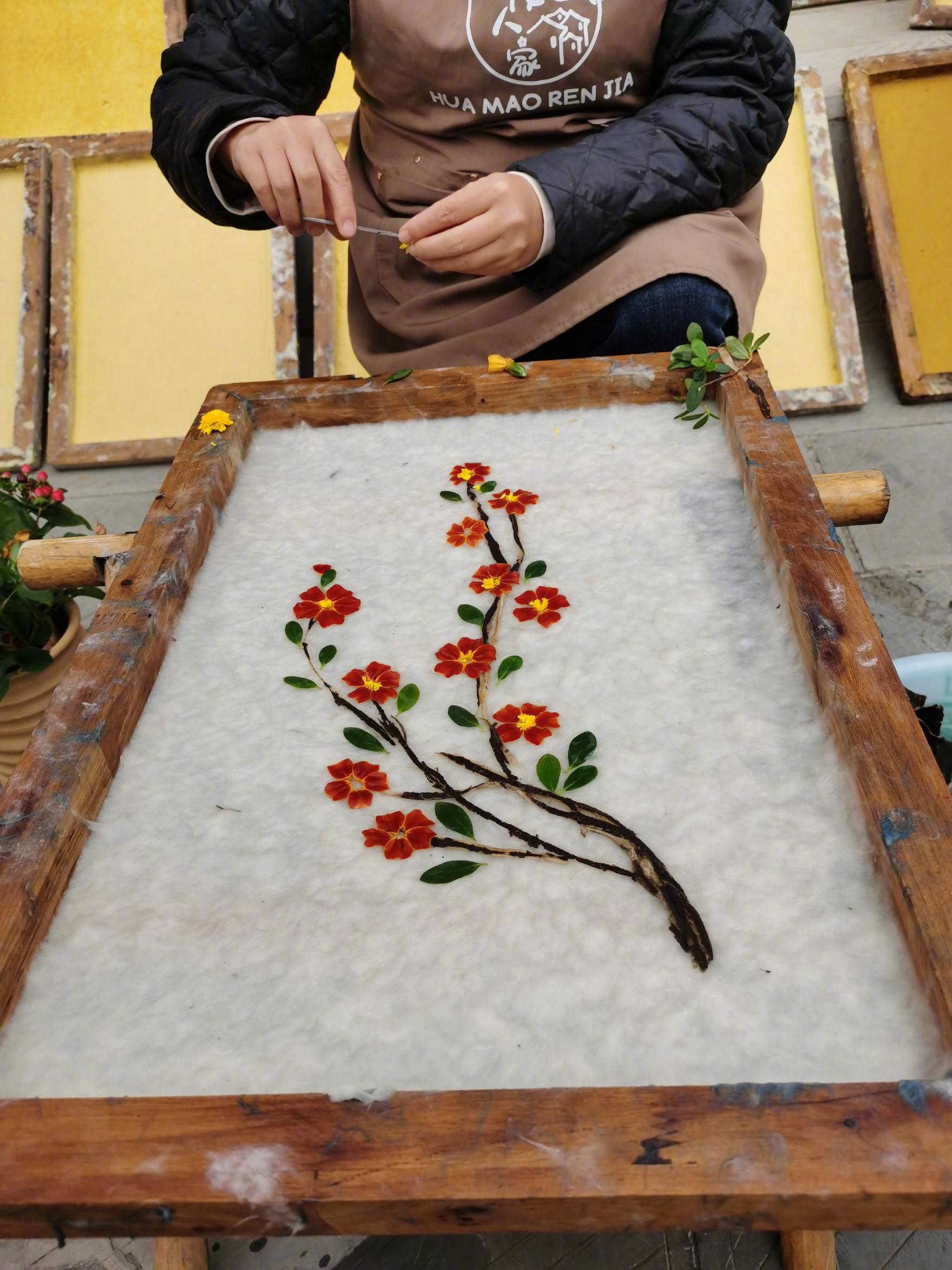 花茂村,有一种非遗艺术叫"纸浆压花画"