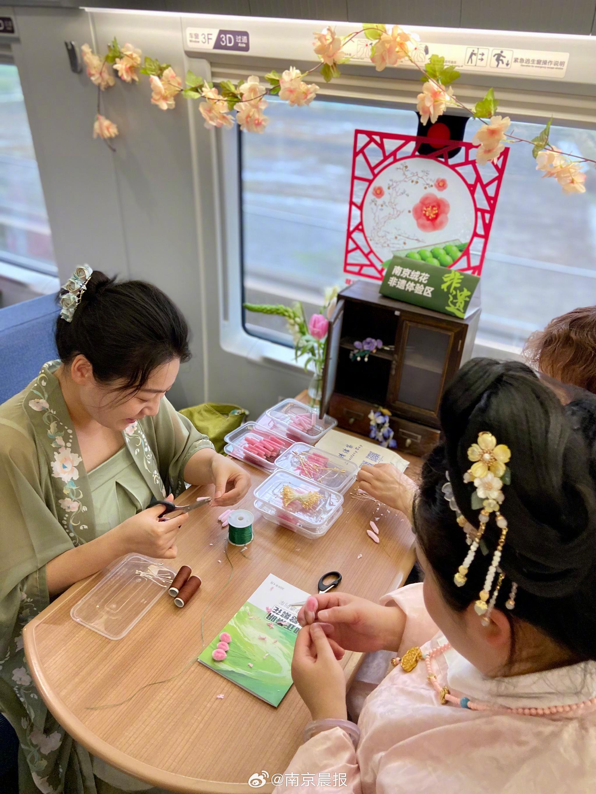 南京绒花具有深厚的历史底蕴、精湛的制作技艺和丰富的文化内涵…|南京市|非遗|非遗传承人_新浪新闻
