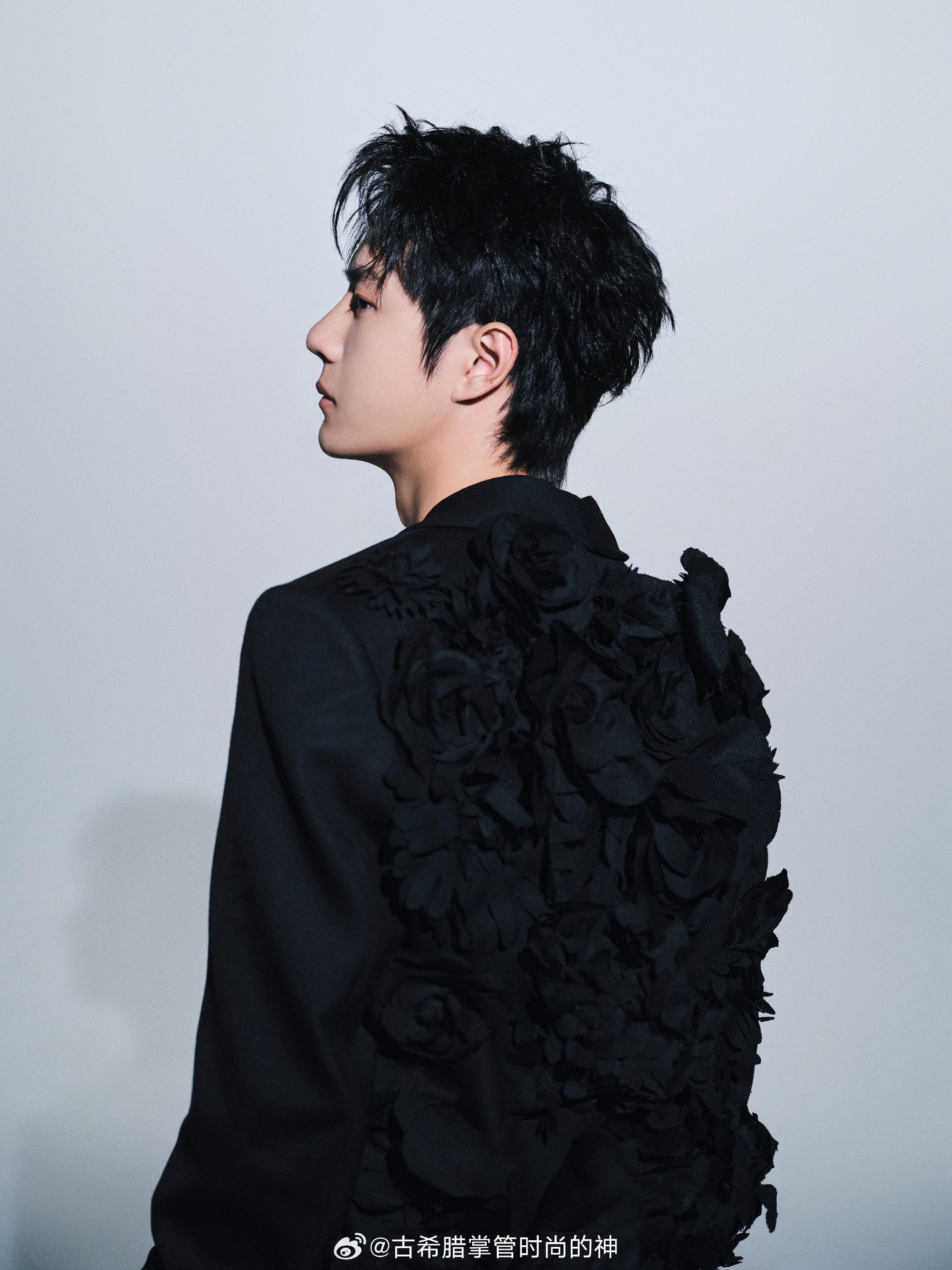 王一博出道十周年写真,allblack全黑套装超好看