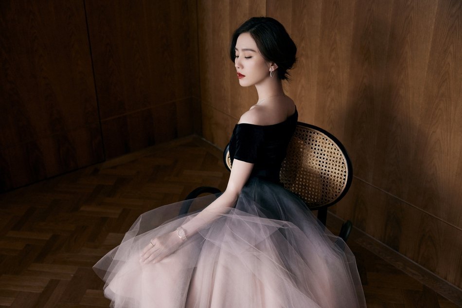 刘诗诗时尚写真露肩渐变蓬蓬裙显天鹅颈气质清冷体态优雅